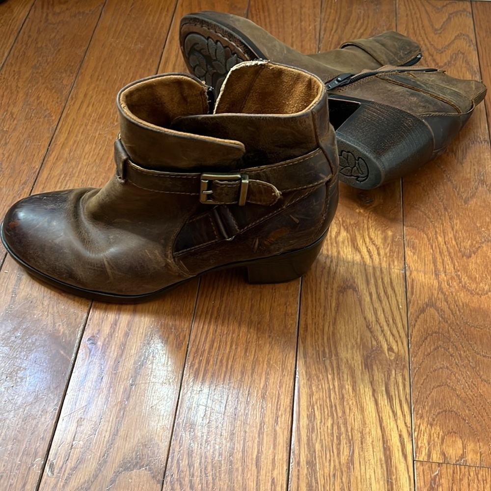 b.o.c. Brown leather ankle boots size 9.5